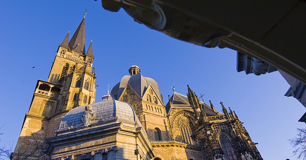 Der Aachener Dom wurde 1978 als erstes deutsches Kulturdenkmal in die Welterbeliste der UNESCO aufgenommen. Der um 790 bis 800 erbaute Dom ist bau- und kunstgeschichtlich von universeller Bedeutung und eines der großen Vorbilder religiöser Architektur.