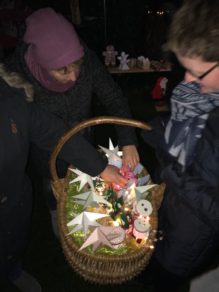 Weihnachtsmarkt-Feierabendbiergruppe
